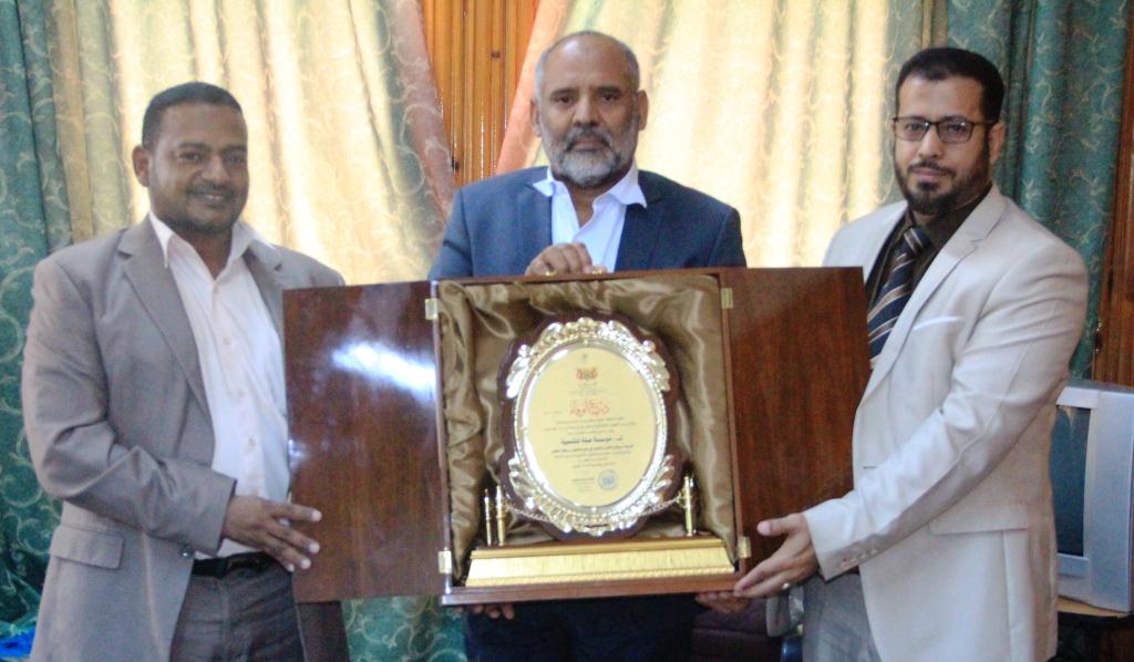 الوكيل الكثيري يمنح مؤسسة صلة للتنمية درع الوفاء