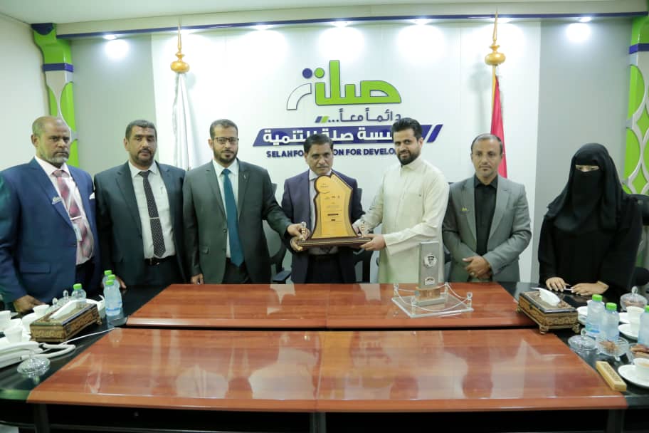 بمناسبة حصولها على جائزة الأمير طلال الدولية للتنمية البشرية “أجفند”- محافظ حضرموت يزور مؤسسة صلة للتنمية