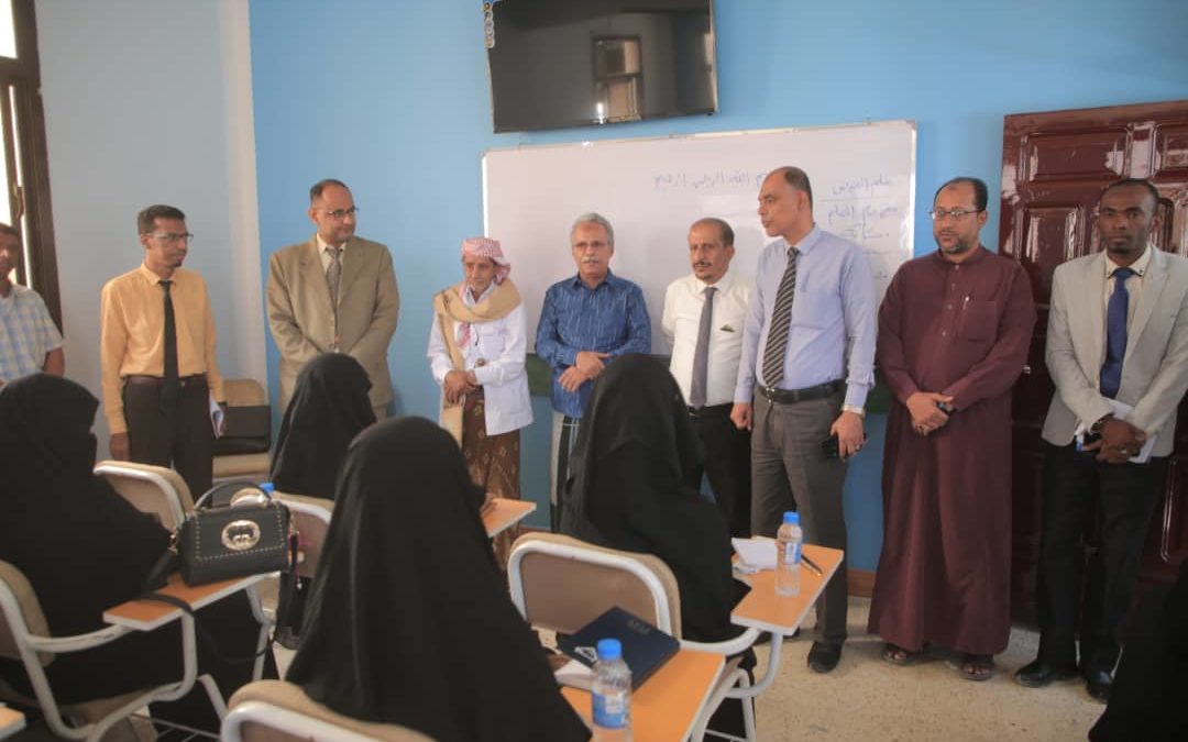 بتمويل مؤسستي صلة والعون للتنمية ..تدشين برنامج تعليم الفتاة مساق البكلاريوس بمركز كلية التربية المكلا بدوعن