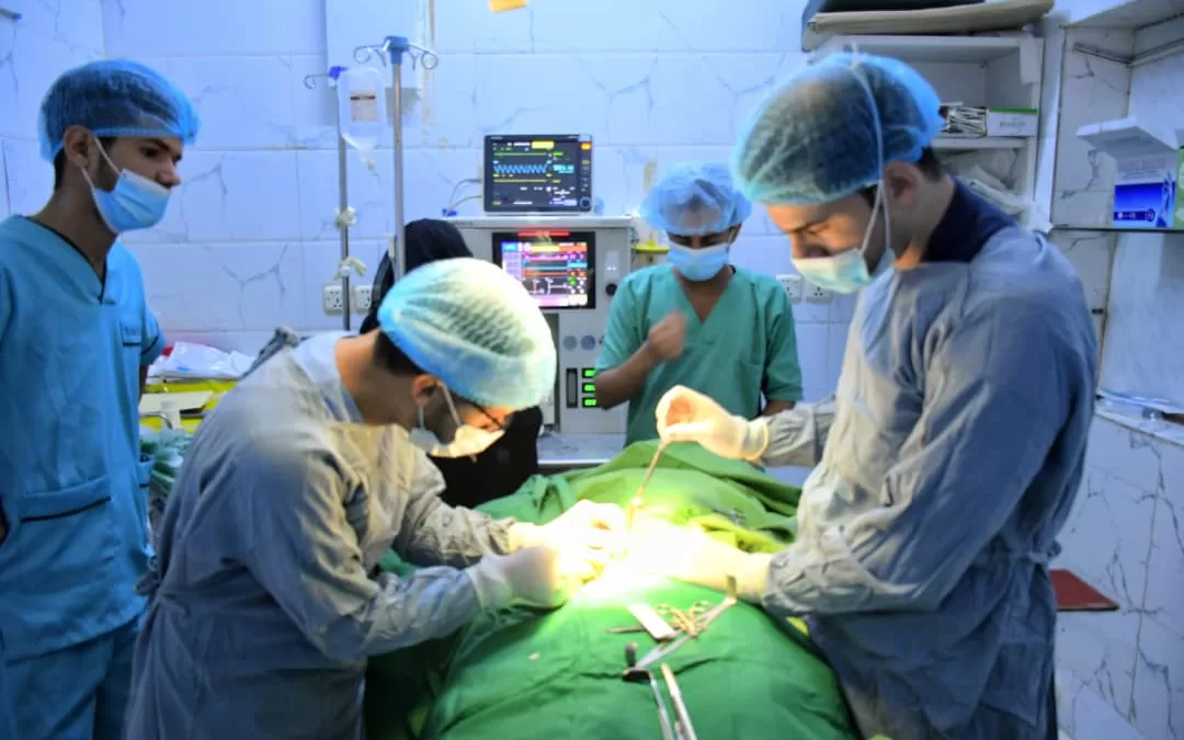 بتمويل مكتب الصحة بالمحويت ومؤسسة صلة للتنمية … تدشين المخيم الطبي والجراحي للمرضى المعسرين و النازحين