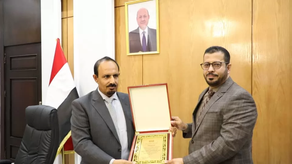 السلطة المحلية بحضرموت تكرم مؤسسة صلة للتنمية نظير جهودها الإغاثية خلال إعصار تيج