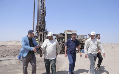 تفقد من خلالها سير الأعمال الميدانية لمشروع تعزيز الأمن المائي.  المدير التنفيذي لمؤسسة صلة للتنمية يزور حقل بئر أحمد بمحافظة عدن.
