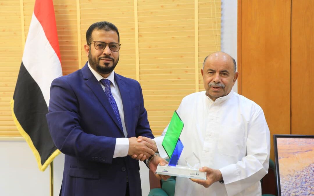عضو مجلس القيادة محافظ حضرموت يبحث تدخلات مؤسسة صلة للتنمية ويتسلم درعاً تقديرياً