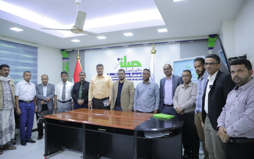 المدير التنفيذي لمؤسسة صلة للتنمية يوقّع اتفاقيتين لمشروع تعزيز امدادات المياه بالديس الشرقية وتعزيز شبكة مياه المنيظرة بدوعن