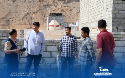 مدير الاشغال العامة والطرق ومسئول الصرف الصحي بالمديرية ومؤسسة صلة للتنمية يطلعوا على سير العمل في مشروع إعادة تأهيل وتوسعة وتشغيل مركز المنورة الطبي بالمكلا
